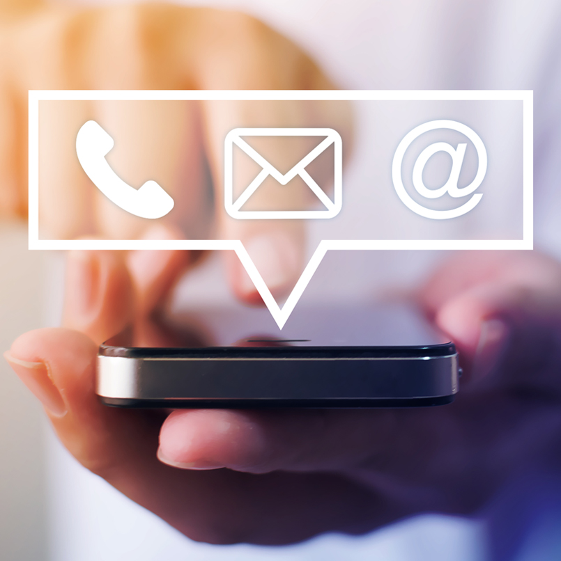 Nahaufnahmebild männlicher Hände mit Smartphone mit Symbol Telefon E-Mail Handy und Adresse