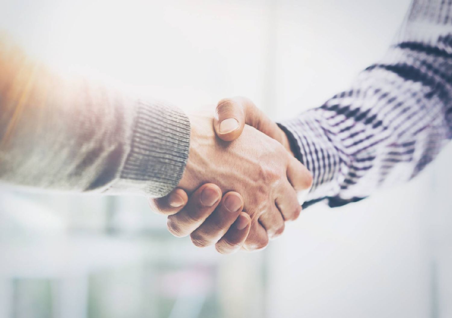 Zwei Geschäftsmänner geben sich nach einem erfolgreichen Geschäftsabschluss die Hände. Geschäftspartnertreffen.