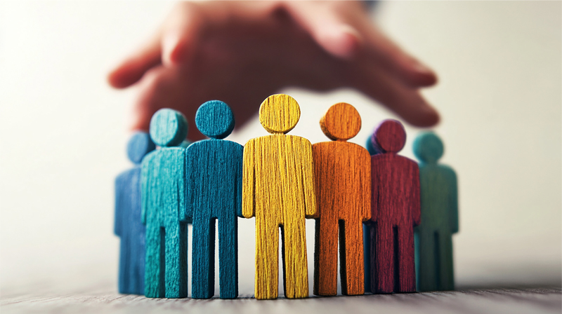 Holzfiguren die von Hand geführt werden